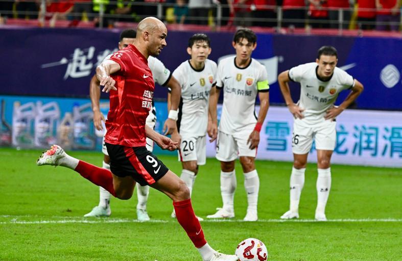 开云平台-王燊超崩了！崇明6虎已迟暮，海港恶人疑似逃红 差点废了成都核心