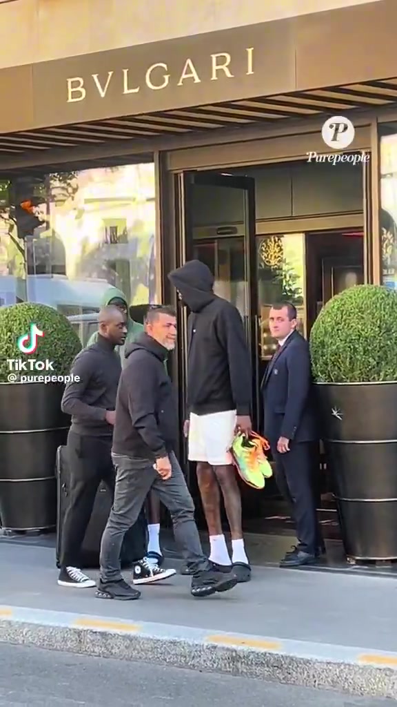 开云平台-杜兰特巴黎街拍造型独特：连帽衫搭配短裤手持篮球鞋